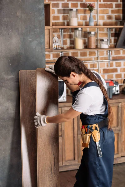 Junge Reparaturfachfrau Arbeitet Küche Mit Bodenlaminat — Stockfoto