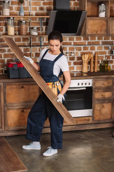 Atraente Jovem Reparadora Instalar Laminado Chão Cozinha — Fotografia de Stock