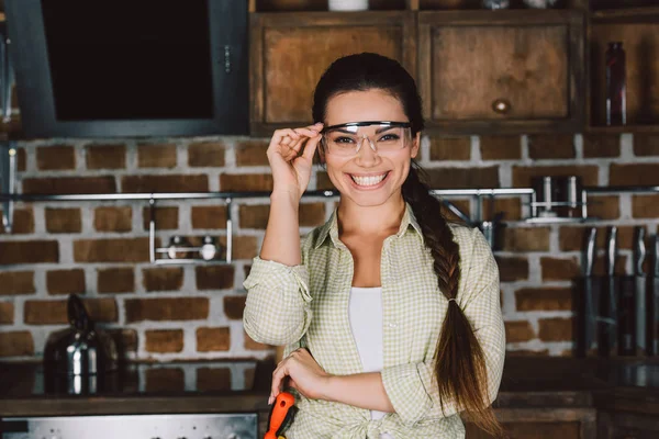 Glückliche Junge Reparaturfrau Mit Schutzbrille Blickt Die Kamera — Stockfoto