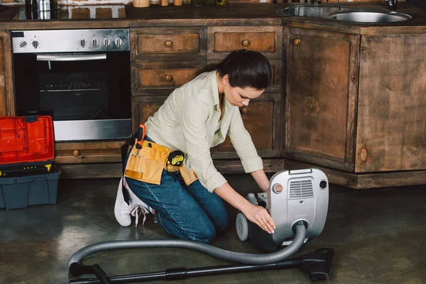 Aantrekkelijke Jonge Repairwoman Vaststelling Van Stofzuiger Verdieping Van Keuken — Stockfoto