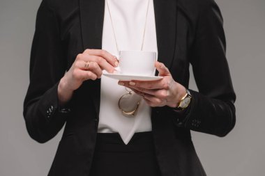 gri arka plan üzerinde izole kahve tutan işkadını görüntü kırpılmış 