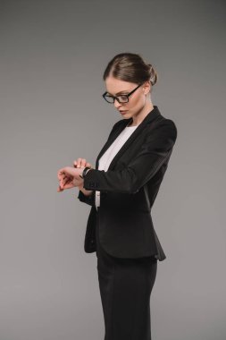 gri arka plan üzerinde izole kol saati bakarak gözlük güzel işkadını 