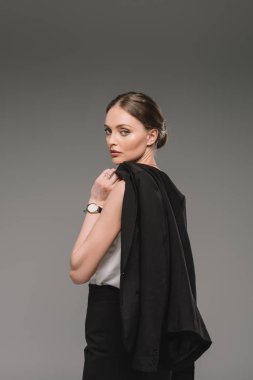Ceket gri arka plan üzerinde izole omuz üzerinde tutarak işkadını 
