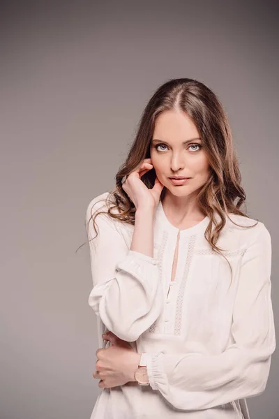 Elegant Kvinnlig Modell Poserar Isolerade Grå Bakgrund — Stockfoto