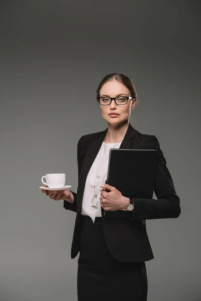 Seriöse Geschäftsfrau Mit Brille Kaffeetasse Und Lehrbuch Auf Grauem Hintergrund — Stockfoto