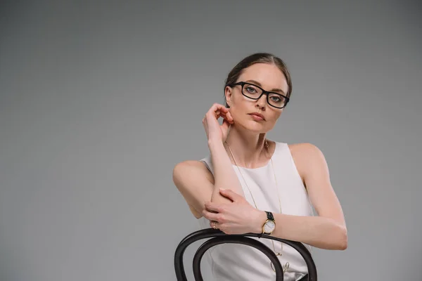 Mujer Negocios Gafas Vista Sentada Silla Mirando Cámara Aislada Sobre —  Fotos de Stock