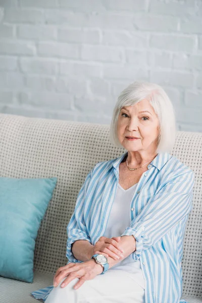 Retrato Hermosa Mujer Pelo Gris Descansando Sofá Casa — Foto de Stock