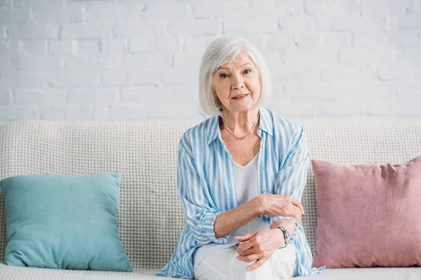 Retrato Hermosa Mujer Pelo Gris Descansando Sofá Casa — Foto de Stock