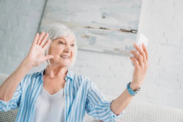 Boční Pohled Veselý Senior Ženy Při Selfie Smartphone Doma — Stock fotografie