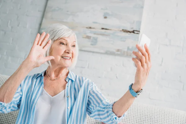 Zijaanzicht Van Vrolijke Senior Vrouw Nemen Selfie Smartphone Thuis — Stockfoto