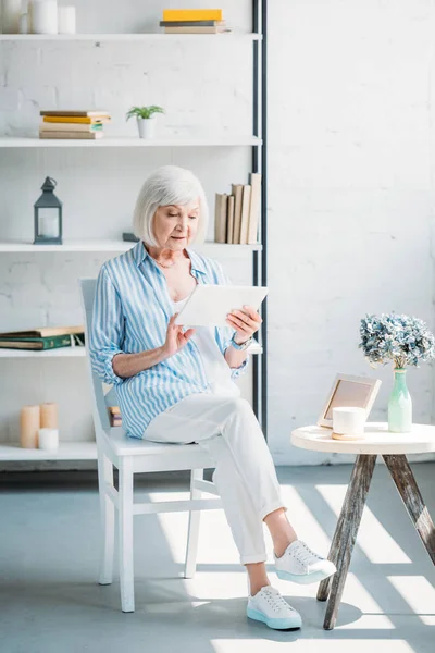 Elegante Donna Anziana Utilizzando Tablet Casa — Foto Stock