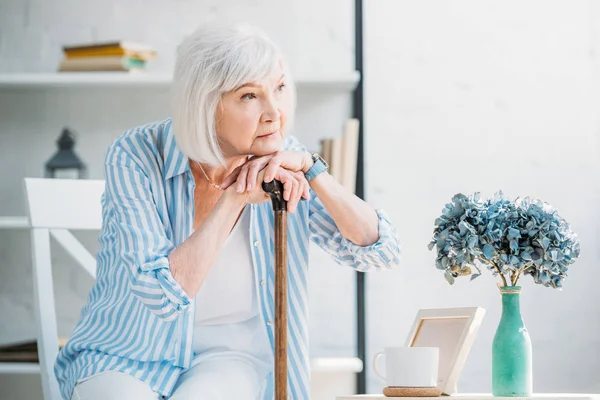 baston uzakta evde seyir ile düşünceli kadın kıdemli portresi