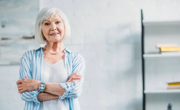 Porträt Einer Schönen Lächelnden Seniorin Stylischer Kleidung Mit Verschränkten Armen — Stockfoto