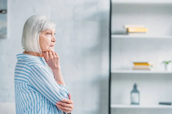 Vista Laterale Della Bella Signora Anziana Pensierosa Abiti Eleganti Guardando — Foto Stock