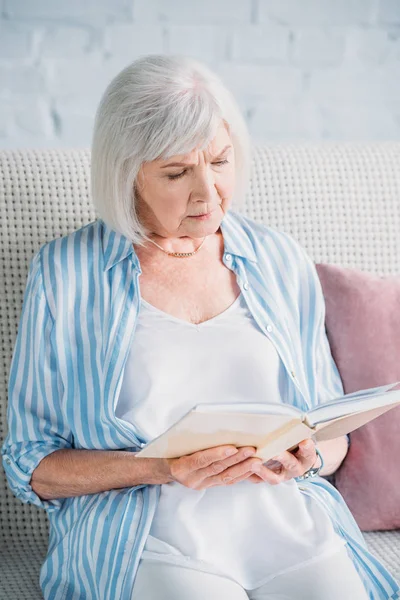 Портрет Сфокусированной Пожилой Женщины Читающей Книгу Отдыхающей Дома Диване — стоковое фото