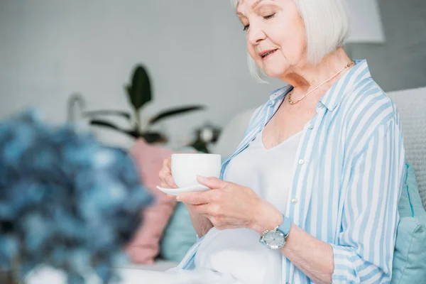 Vista Laterale Della Donna Anziana Con Tazza Caffè Aromatico Casa — Foto Stock