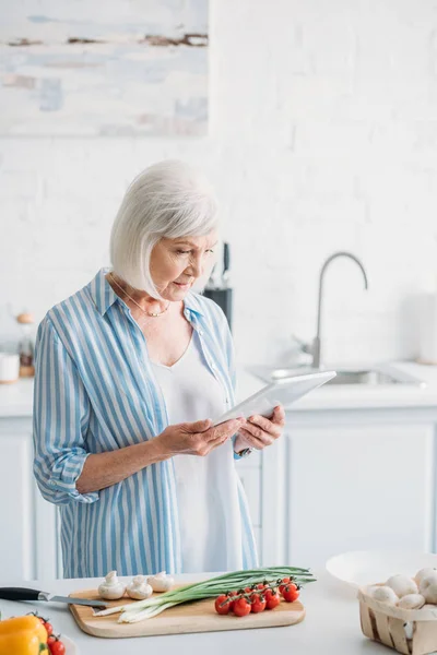 Wanita Senior Dengan Tablet Digital Berdiri Meja Dengan Sayuran Segar — Stok Foto