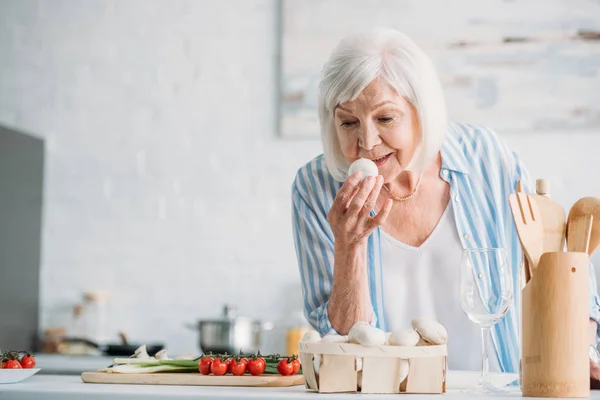 Portrait Grey Hair Lady Checking Mushrooms While Cooking Dinner Counter — Stock Photo, Image