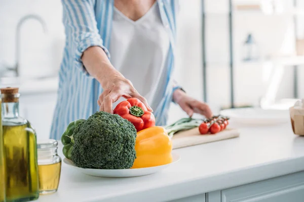 Partial View Senior Lady Cooking Dinner Counter Kitchen — Stock Photo, Image