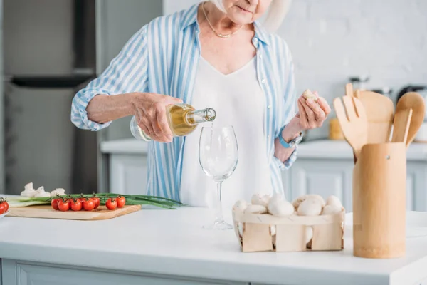 Vista Parcial Mujer Mayor Vertiendo Vino Vaso Mostrador Con Verduras —  Fotos de Stock