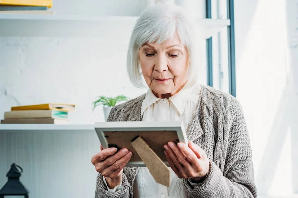 Portret Van Doordachte Senior Dame Gebreid Vest Fotokader Handen Thuis — Stockfoto