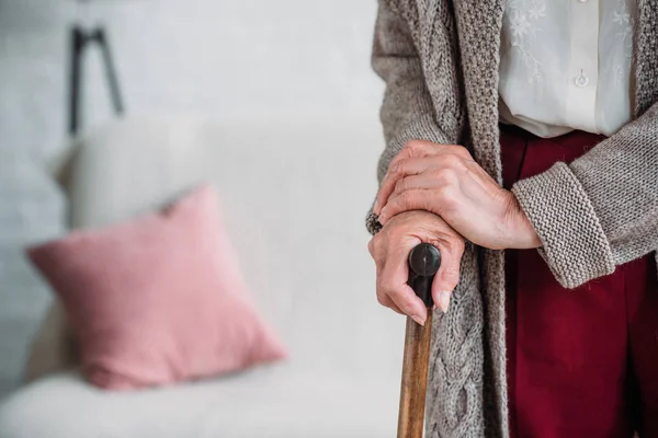 Colpo Ritagliato Signora Anziana Con Bastone Legno Casa — Foto Stock