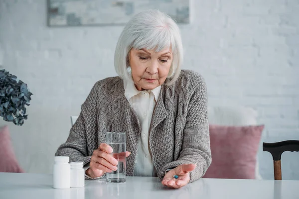 Porträtt Grått Hår Kvinna Med Piller Och Glas Vatten Händer — Stockfoto