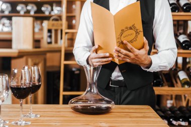 Kırpılan sommelier şarap kart konumu sürahi ve bardak şarap mağazasında tabloyla önünde olan doz