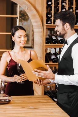 şarap steward şarap mağazasında kadın müşteri danışmanlık veren