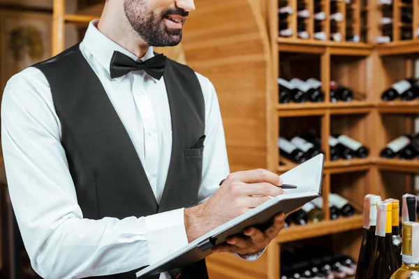 Recortado Tiro Sonriente Joven Administrador Vino Haciendo Notas Tienda Vinos — Foto de Stock