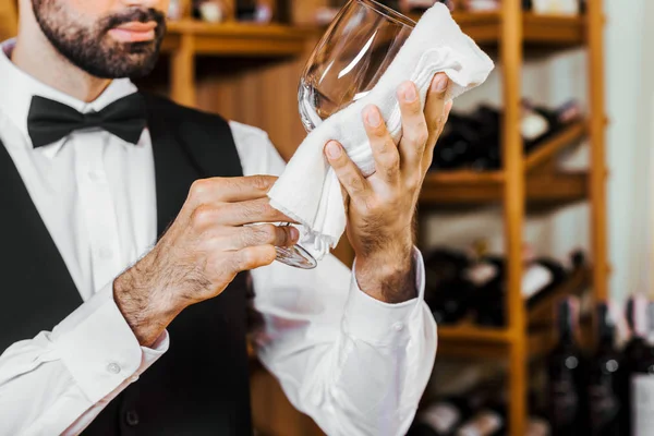 Recortado Tiro Joven Camarero Vino Limpiando Vidrio Tienda Vinos — Foto de Stock