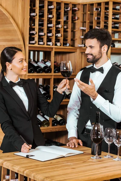 Par Administradores Vino Haciendo Degustación Juntos Tienda Vinos — Foto de stock gratis