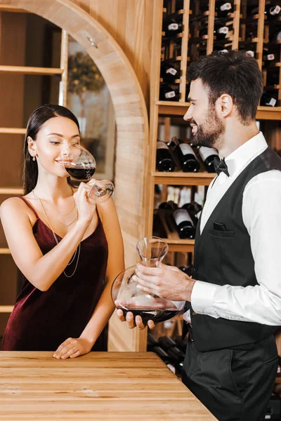 Steward Detenendo Decanter Vino Fronte Cliente Femminile Enoteca — Foto stock gratuita