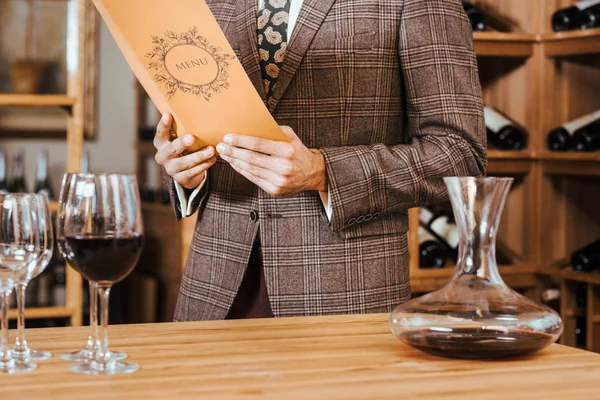 Colpo Ritagliato Uomo Giacca Tweed Menu Lettura Enoteca — Foto Stock