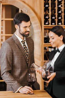 kadın şarap steward şarap sürahi şarap mağazasında müşteri için