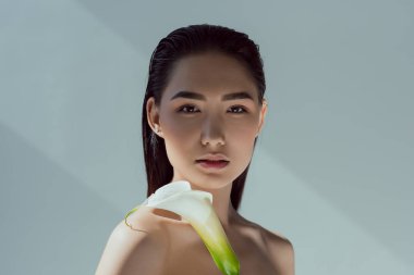 gri izole calla çiçekli güzel çıplak Asyalı kız