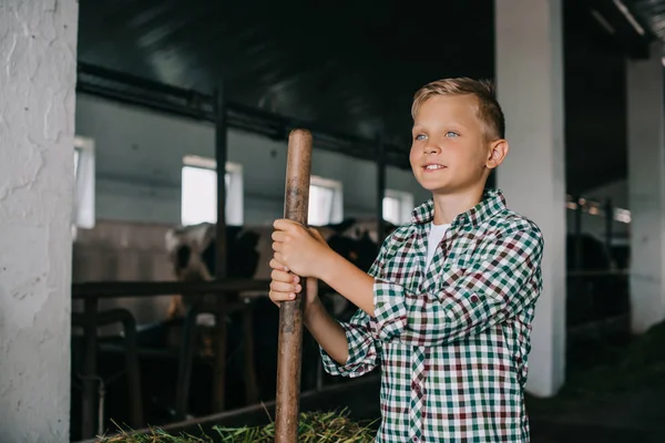 Lachende Jongen Hark Houden Weg Kijken Terwijl Hij Werkte Bij — Gratis stockfoto