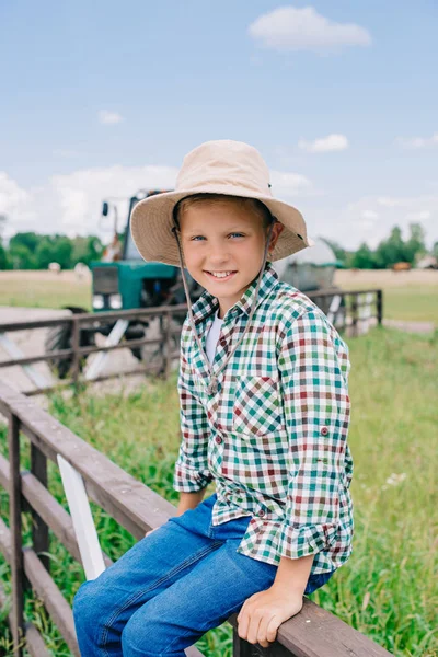 Veselý Kluk Panama Hat Sedí Plotě Usmívá Kameru Farmě — Stock fotografie