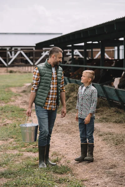 Vader Met Emmer Zoontje Rubber Laarzen Kijken Elkaar Tijdens Het — Stockfoto