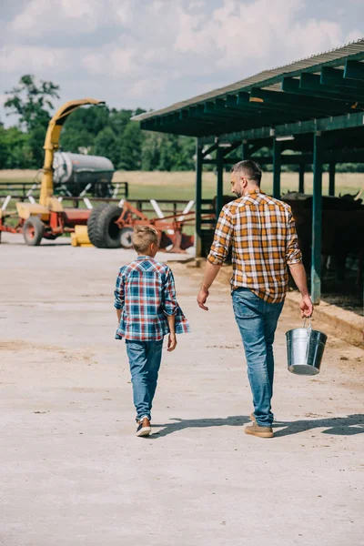 Vue Arrière Père Avec Seau Petit Fils Marchant Ensemble Sur — Photo