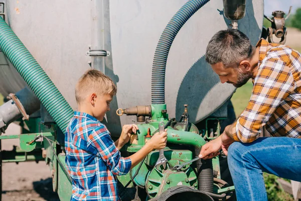 Apa Fia Együtt Javítása Mezőgazdasági Jármű — Stock Fotó