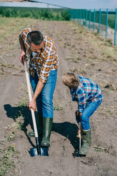 Hoge Hoekmening Van Vader Zoon Kijken Elkaar Tijdens Het Werken — Stockfoto