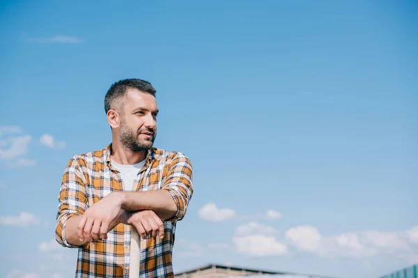 Granjero Guapo Camisa Cuadros Apoyado Pala Mirando Hacia Otro Lado — Foto de Stock