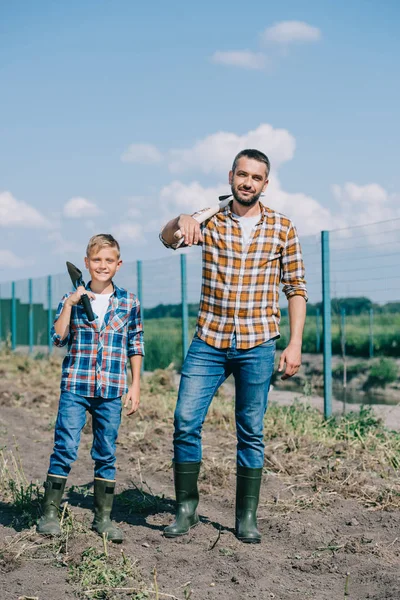 Boldog Apa Fia Gazdaság Ásó Mosolyogva Kamera Miközben Működik Együtt — Stock Fotó