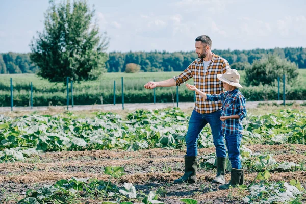 아버지와 아들이 농장에서 씨앗을 — 스톡 사진