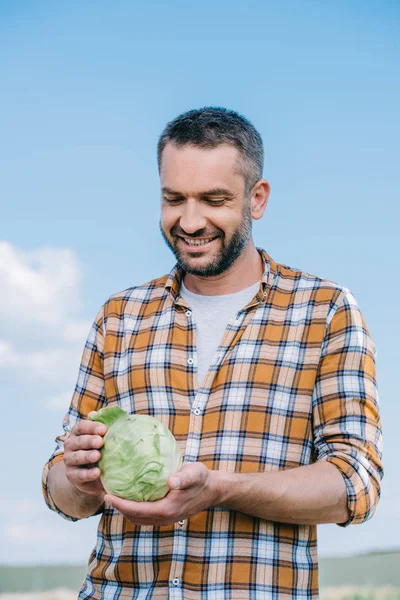 Glad Stilig Bonde Håller Färsk Kål Utomhus — Stockfoto