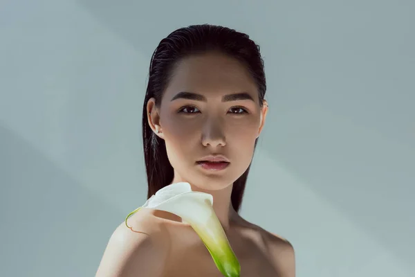 Bella Ragazza Asiatica Nuda Con Fiore Calla Isolata Sul Grigio — Foto Stock