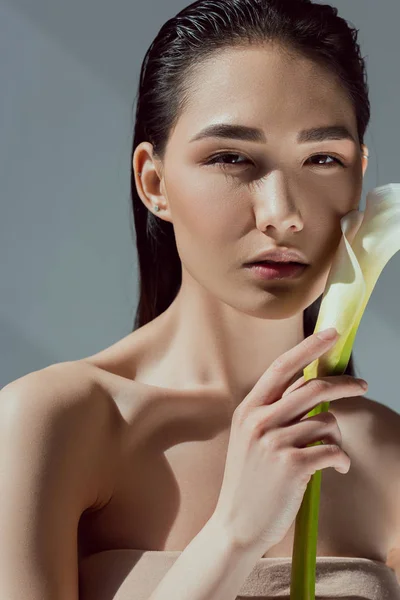 Attraktiv Nøgen Asiatisk Kvinde Med Calla Blomst Isoleret Grå - Stock-foto