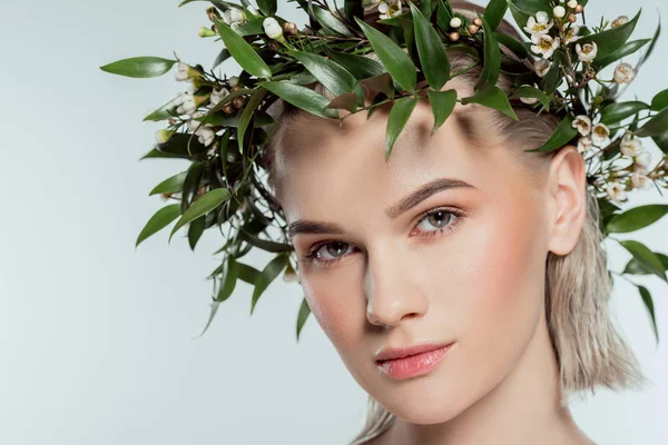 Belle Fille Blonde Couronne Florale Verte Isolée Sur Gris — Photo gratuite