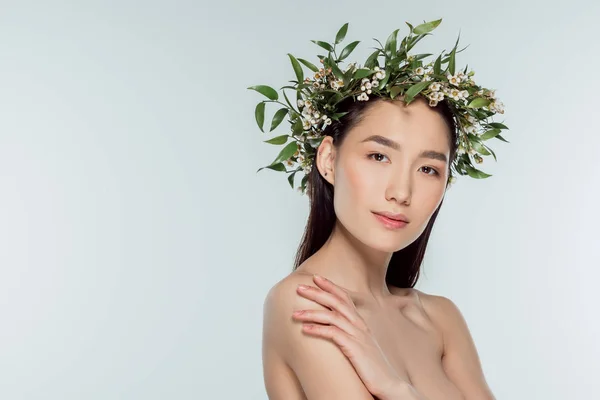 グレーに分離された花の花輪で魅力的な裸アジアの少女 — ストック写真